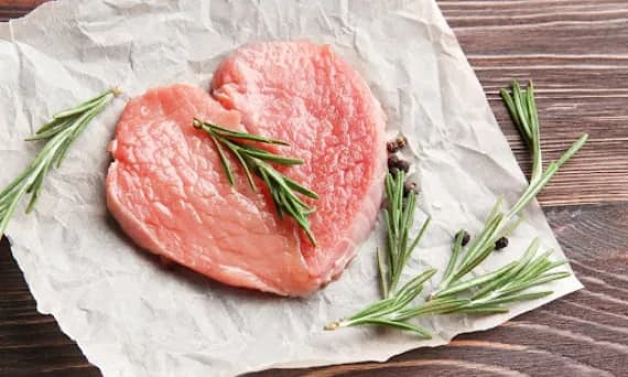 Czy pies może jeść surowe mięso wieprzowe? Sprawdź ryzyko zdrowotne